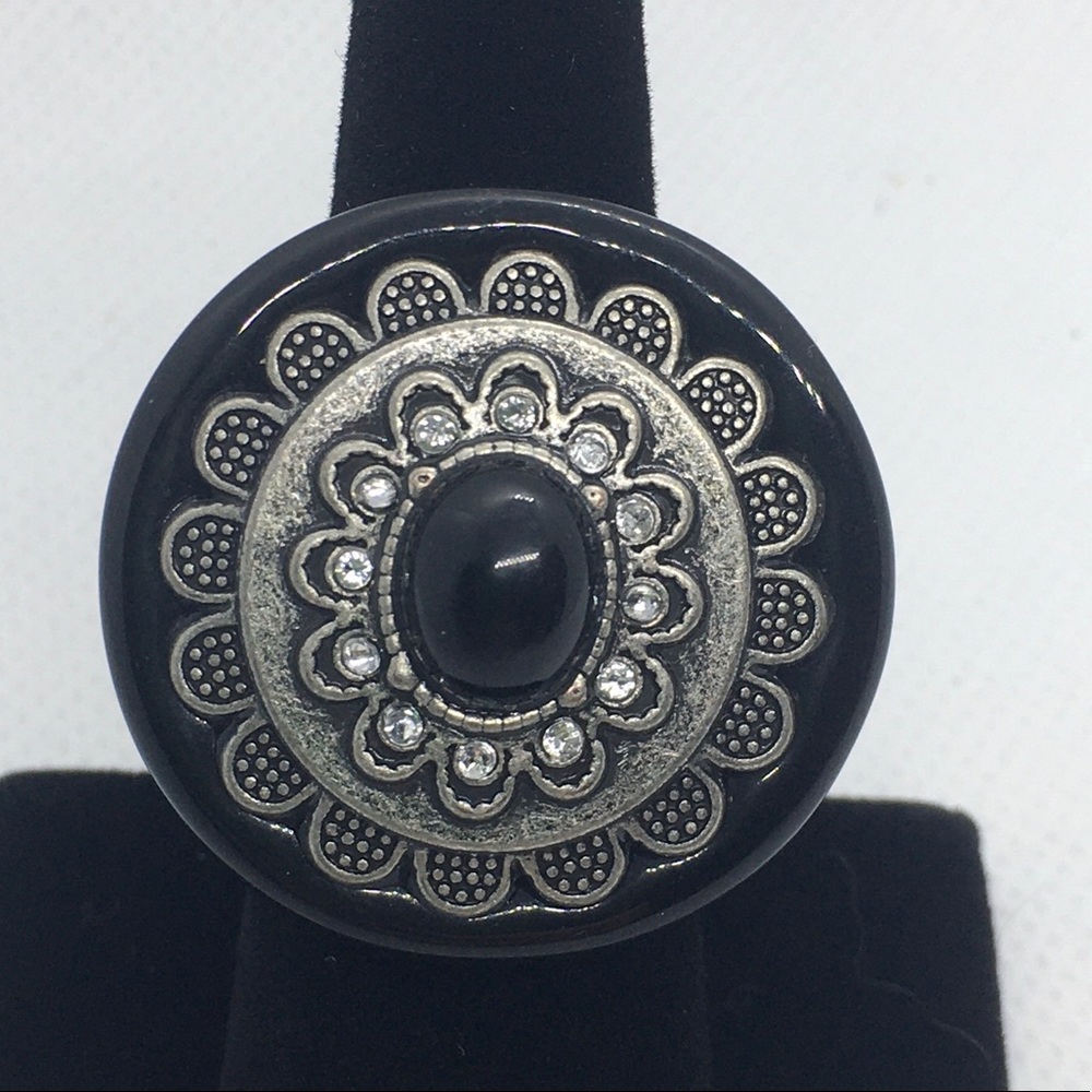 Women’s fashion Black resin silver ring size 6 1/2